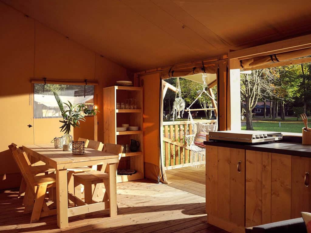 Impressie van het interieur in de 5-persoons glamping lodge La Vida op Resort de Parel