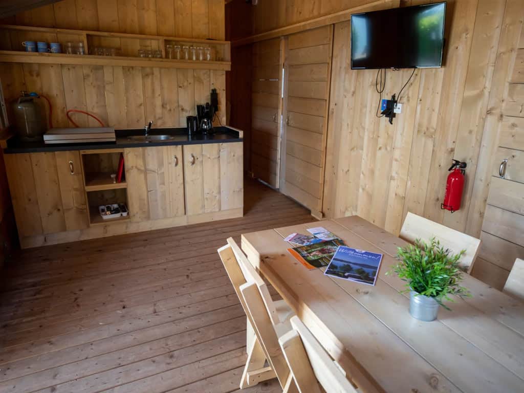 Impressie van de inrichting van de 5-persoons safaritent Nieuweroord op RCN het Grote Bos
