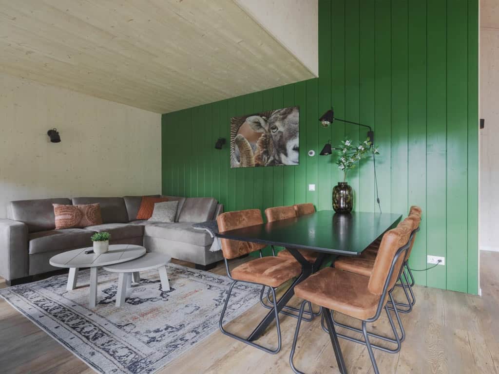 Impressie van de woonkamer in de 6-persoons bungalow de Moeflon op RCN de Jagerstee in Epe