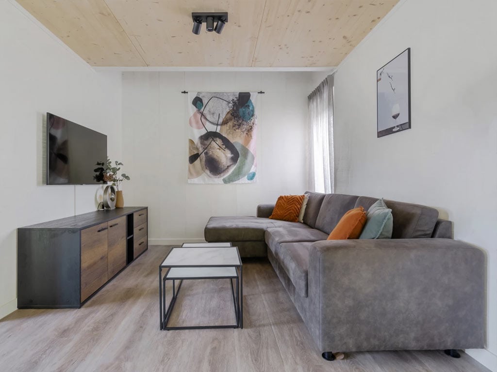 Impressie van de woonkamer in de 6-persoons bungalow de Zilverreiger bij RCN Zeewolde