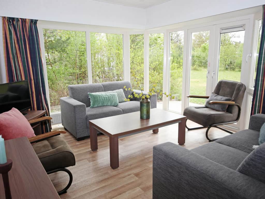 Impressie van de woonkamer in het 6-persoons chalet de Grenspoel op RCN de Roggeberg in Appelscha