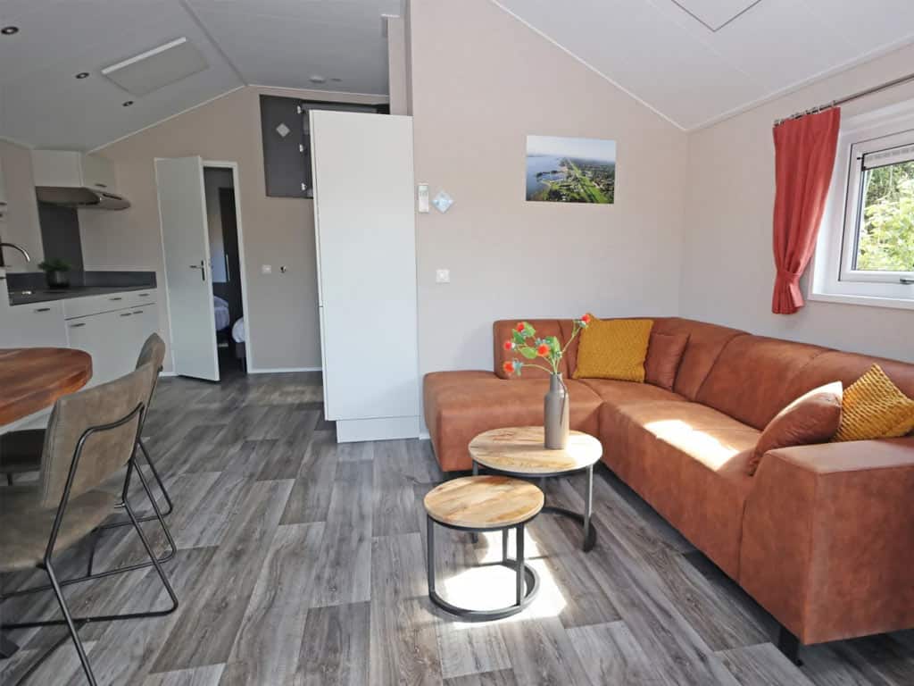 Impressie van de woonkamer in het 6-persoons chalet de Waterhoen bij RCN Zeewolde