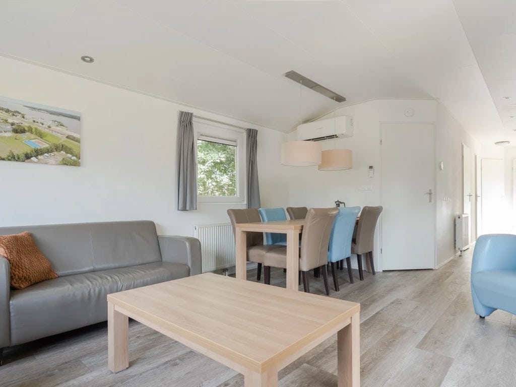 Impressie van de woonkamer in het 6-persoons chalet Zuiderzee bij RCN Zeewolde