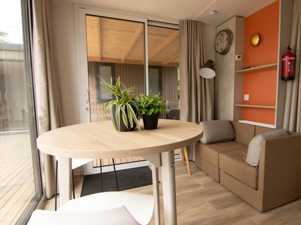 Impressie van de woonkamer in het 6-persoons duo chalet de Catamaran op RCN de Potten