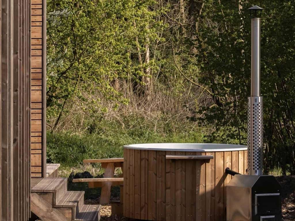 Impressie van de 6-persoons glamping lodge villa Dakterras + Hottub op Resort de Parel