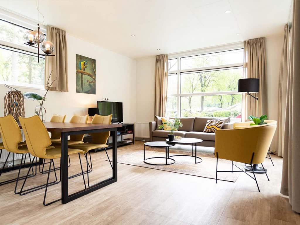 Impressie van de woonkamer in de 6-persoons TopParken Beekbergen Module Special lodge