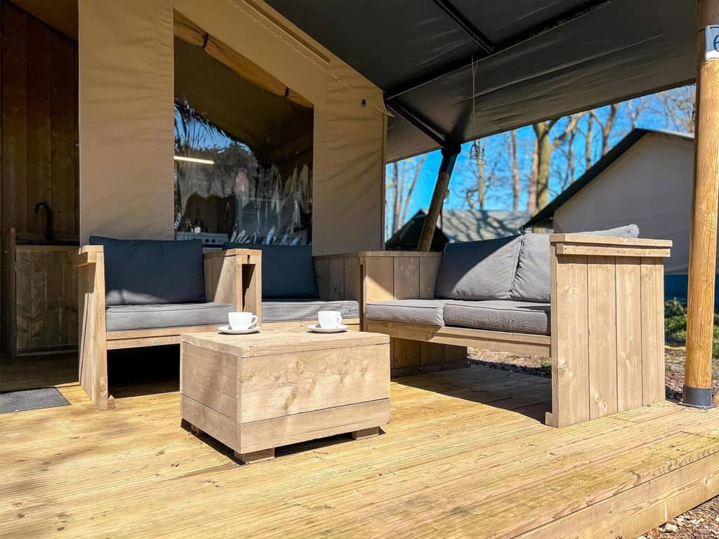 Impressie van de veranda bij de 6-persoons luxe safaritent op de Betteld in Zelhem
