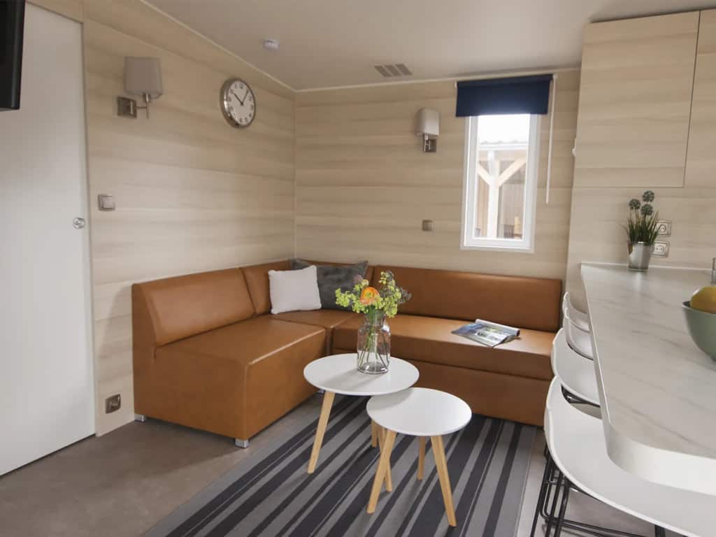 Impressie van de woonkamer in 6-persoons mobil home Zeemeeuw bij RCN Toppershoedje