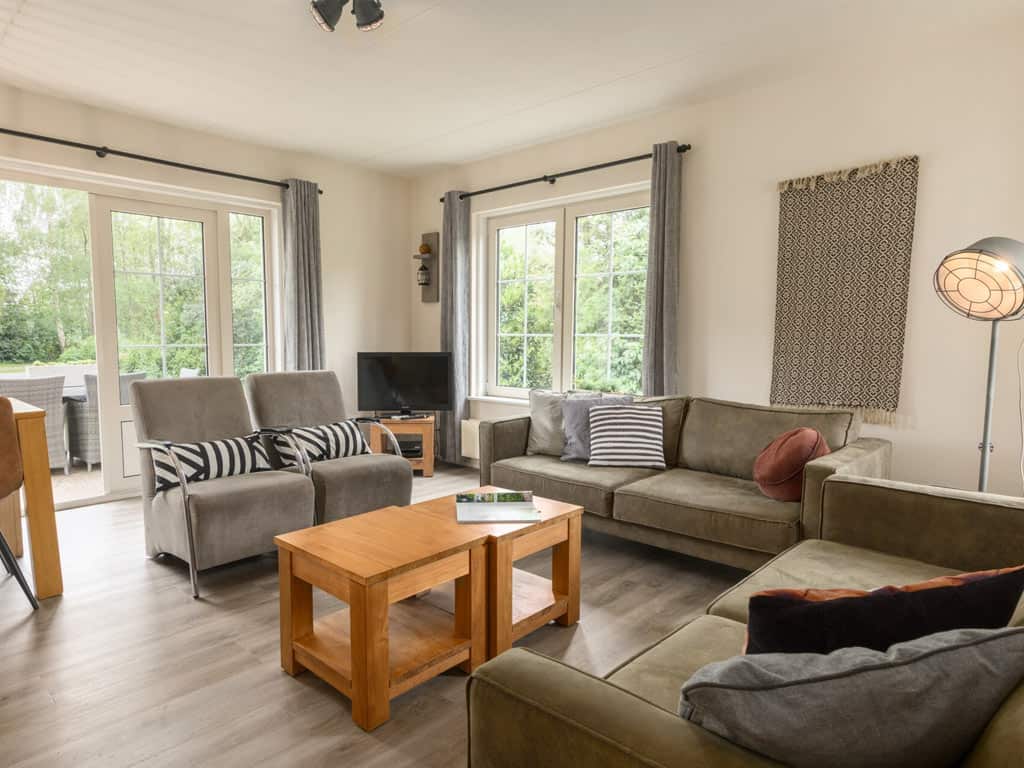 Impressie van de woonkamer in de 8-persoons bungalow Karekiet op vakantiepark Villapark de Weerribben in Overijssel