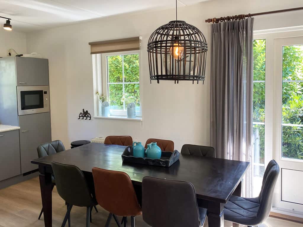 Impressie van de eethoek en keuken in de 8-persoons bungalow Otter op vakantiepark Villapark de Weerribben in Overijssel
