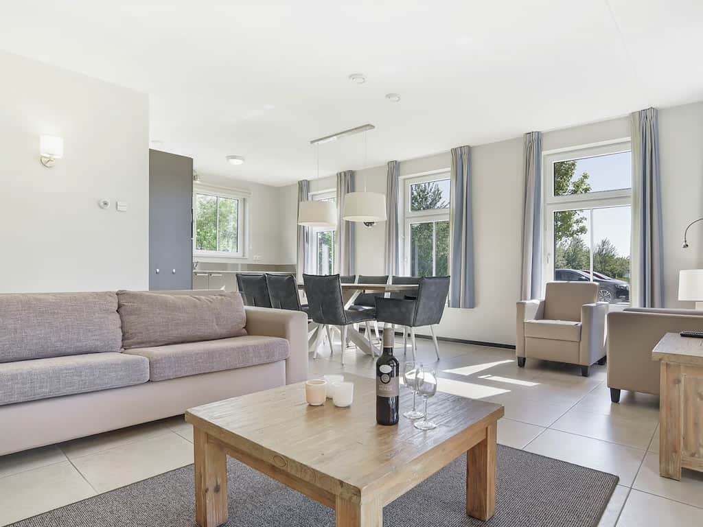 Impressie van de woonkamer in de 8-persoons vakantiewoning Oostburg op Dormio Strand Resort Nieuwvliet-Bad.