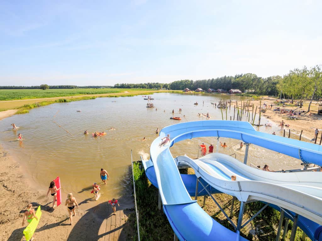 Impressie van de recreatieplas met glijbaan op RCN de Flaasbloem in Chaam