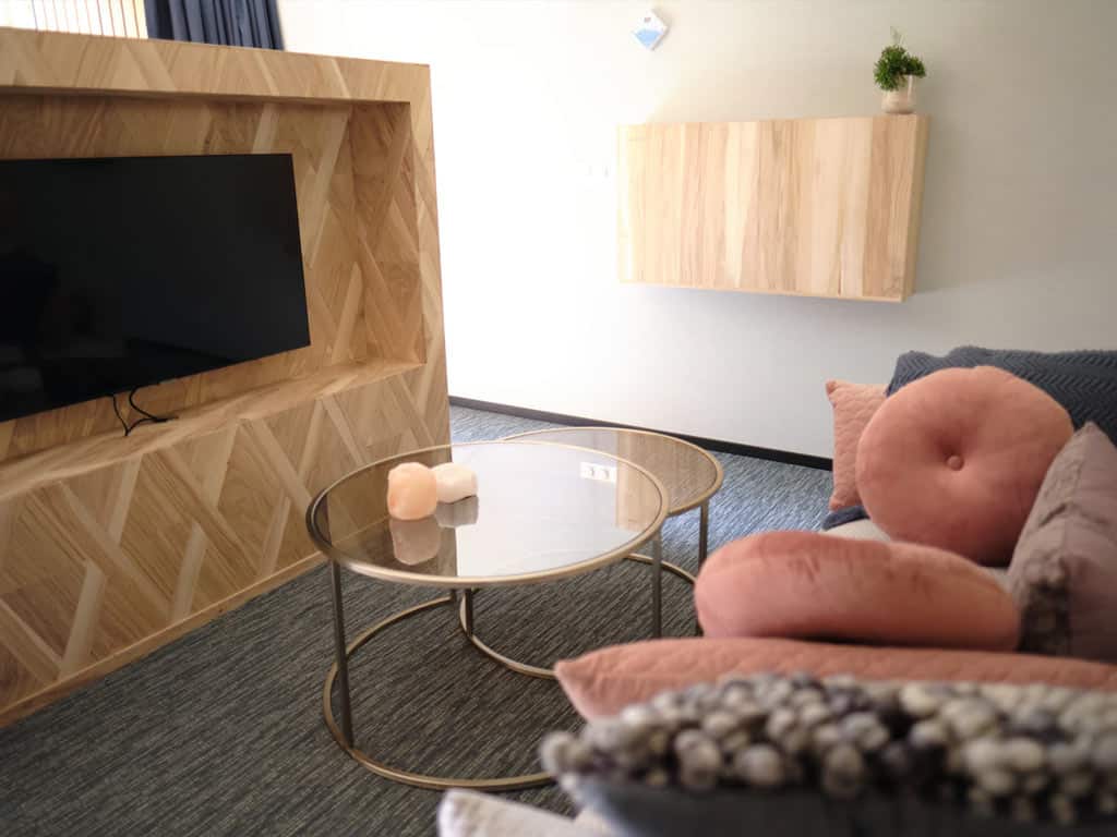 Impressie van de woonkamer in de 2-persoons lodge The Abbey op Roompot Gulpen