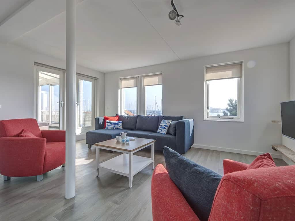 Impressie van de woonkamer in het 4-persoons Comfort 4 appartement op Summio Marina Port Zélande