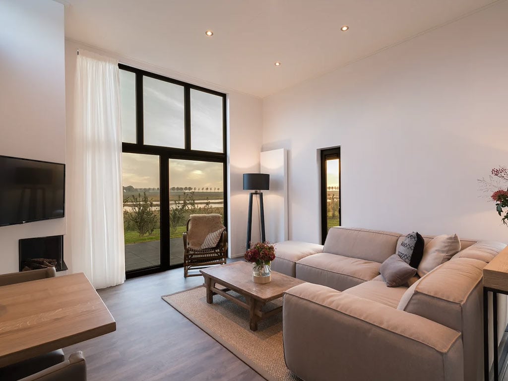 Impressie van de woonkamer in de 4-persoons bungalow 4C op Summio Vakantiepark Zeedijk
