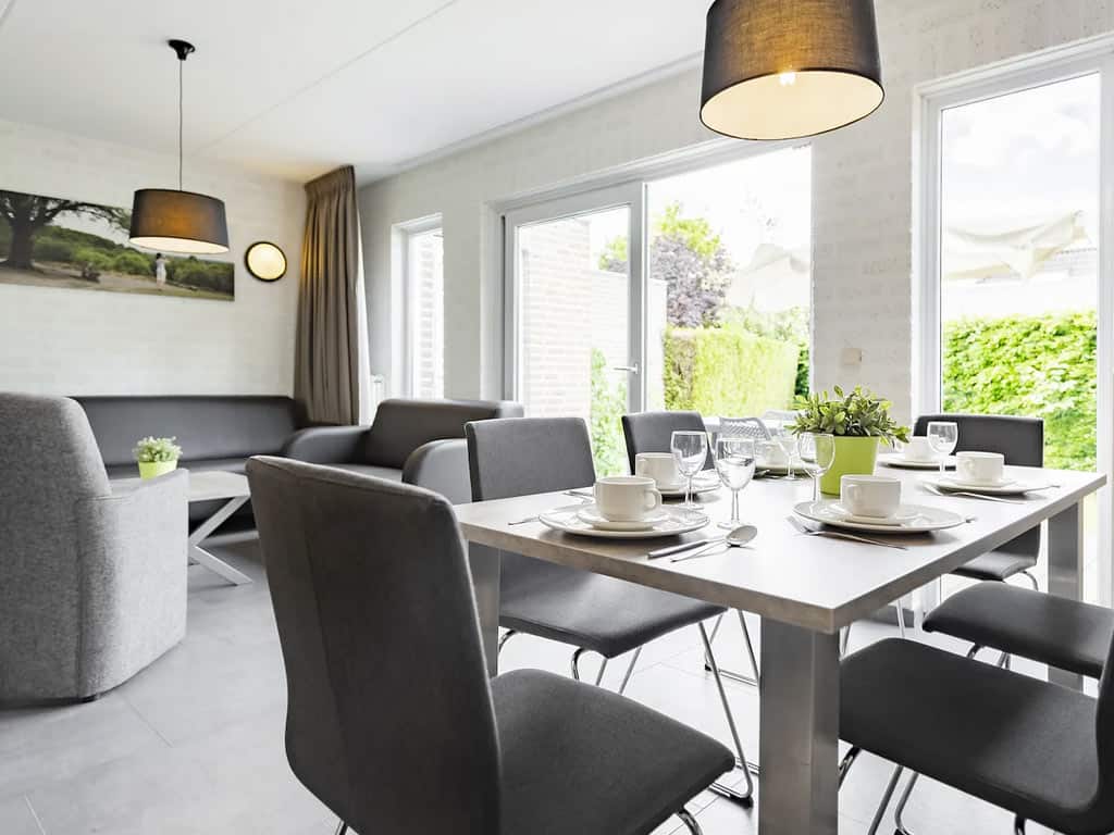 Impressie van de woonkamer in de 6-persoons bungalow Jansberg op Summio Bungalowpark de Riethorst