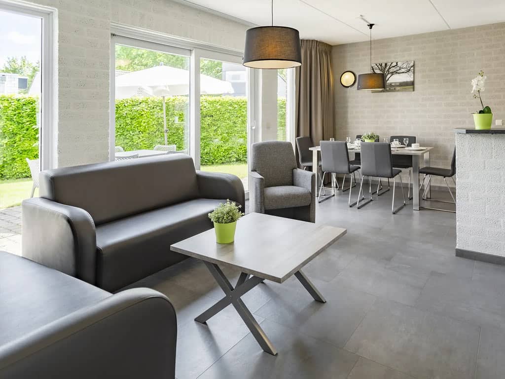 Impressie van de woonkamer in de 6-persoons bungalow Zevendal op Summio Bungalowpark de Riethorst
