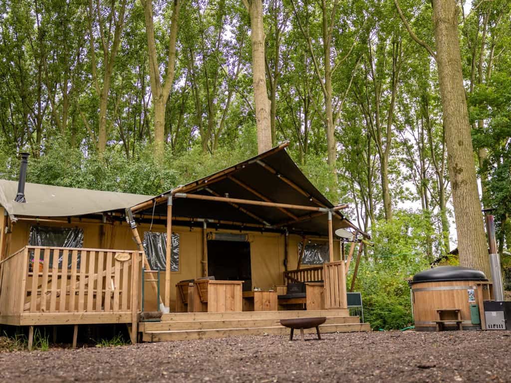 Impressie van het Glamphuys voor 6 personen op Buitengoed Ruysbos, een safaritent met hottub