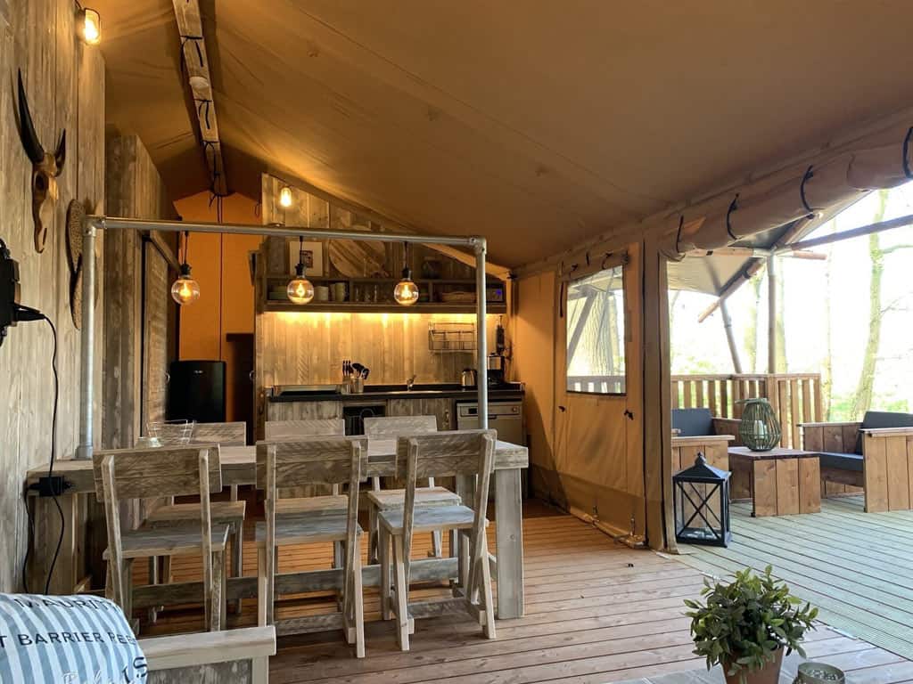 Impressie van de inrichting van de 6-persoons safaritent Glamphuys op Buitengoed Ruysbos, een glamping in Gelderland
