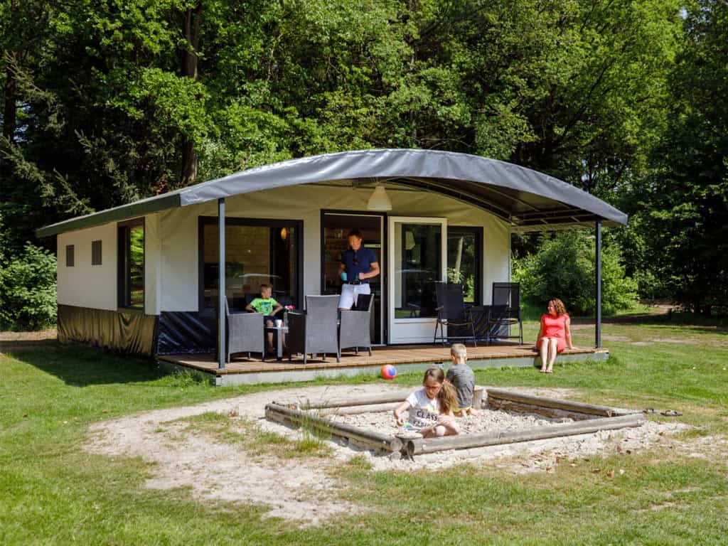 Impressie van tentvilla de Dassenburcht voor 6 personen op RCN de Roggeberg in Appelscha
