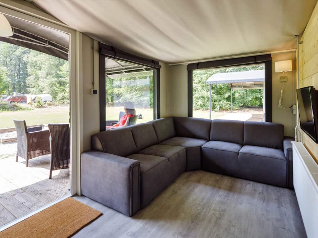 Impressie van de ruimte in de 6-persoons tentvilla de Dassenburcht op RCN de Roggeberg in Appelscha