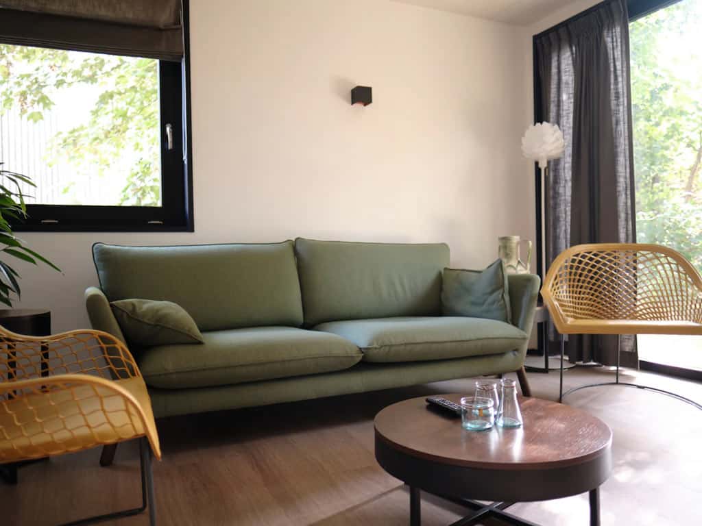Impressie van de woonkamer in de 6-persoons Treehouse lodge op Roompot Gulpen