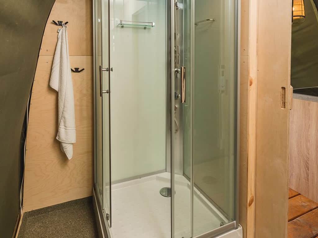 Impressie van de badkamer in de 6-persoons Twentse tentsuite XL op Vakantiecentrum 't Schuttenbelt
