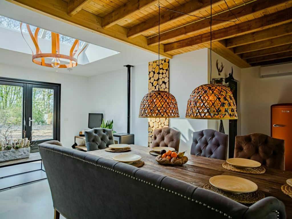 Impressie van de inrichting van het 8-persoons Natuurhuys op Buitengoed Ruysbos, een luxe natuurhuis in Gelderland