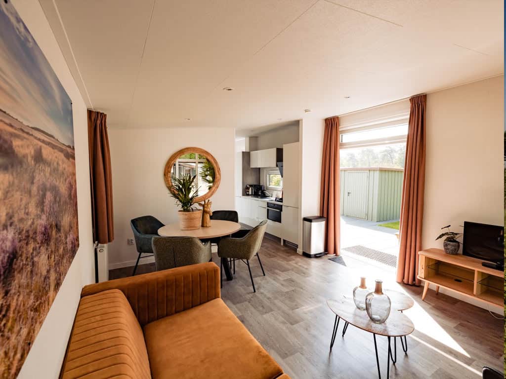 Impressie van de woonkamer in het 4-persoons chalet de Luxe op Ardoer Camping De Noetselerberg