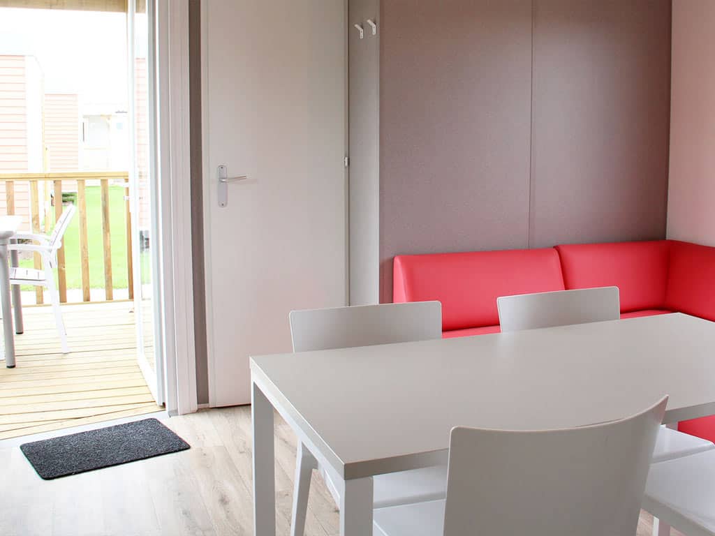 Impressie van het interieur in het 4-persoons chalet Fazant op Molecaten Park Noordduinen, Katwijk aan Zee