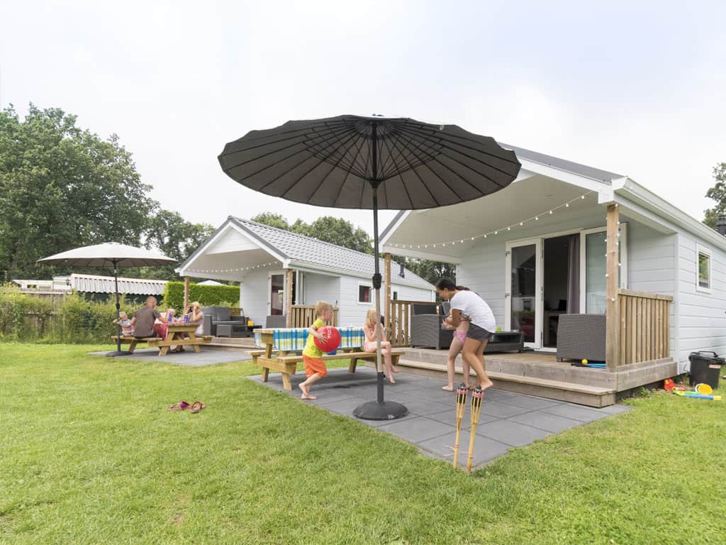 Impressie van de lodge voor 4 personen op Ardoer Camping De Noetselerberg in Nijverdal