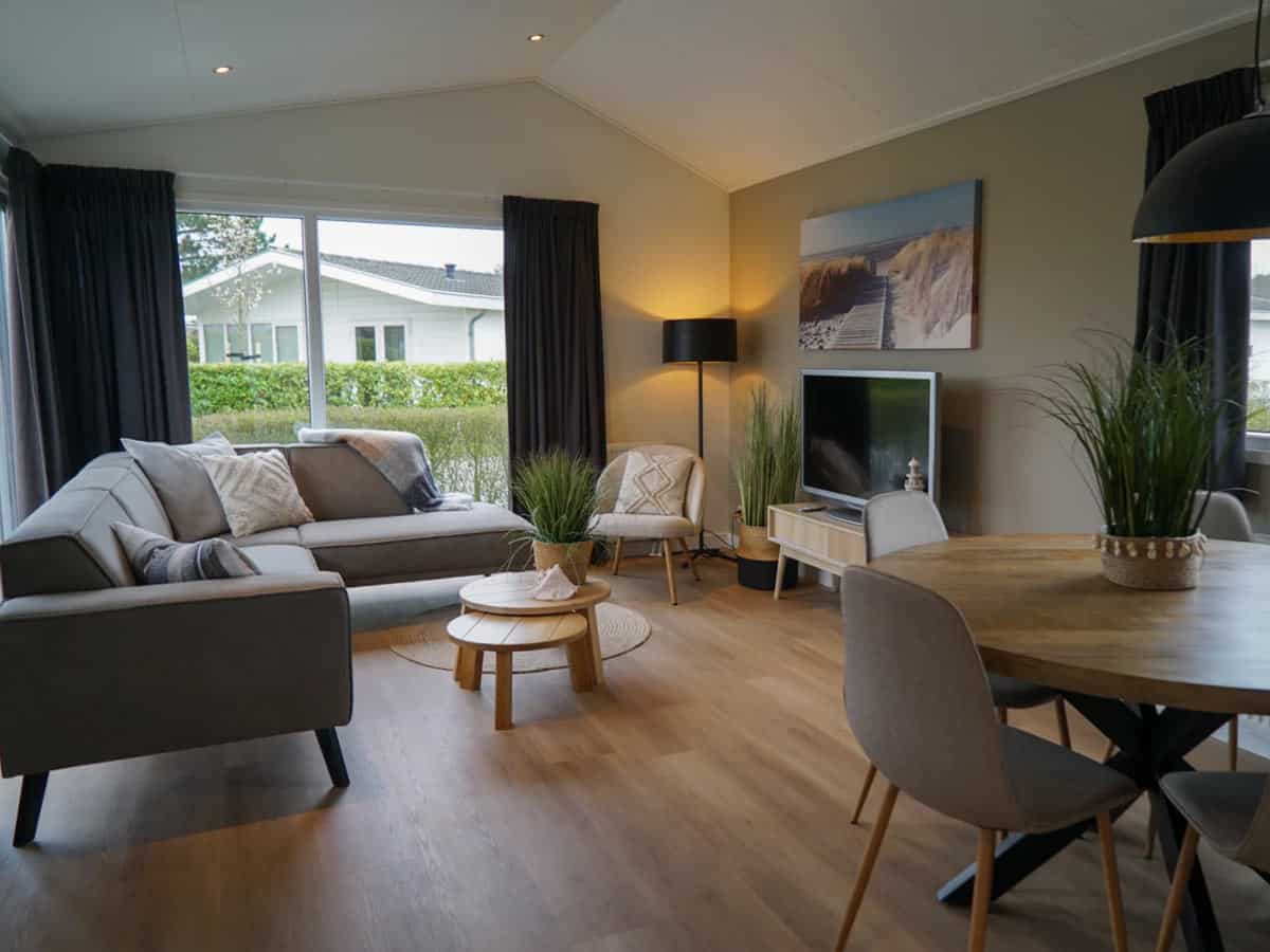 Impressie van de woonkamer in een 5-persoons chalet Comfort op EuroParcs Parc du Soleil
