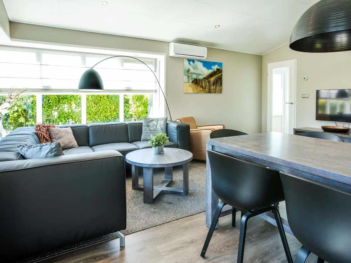 Impressie van de woonkamer in een 5-persoons chalet Deluxe op EuroParcs Parc du Soleil