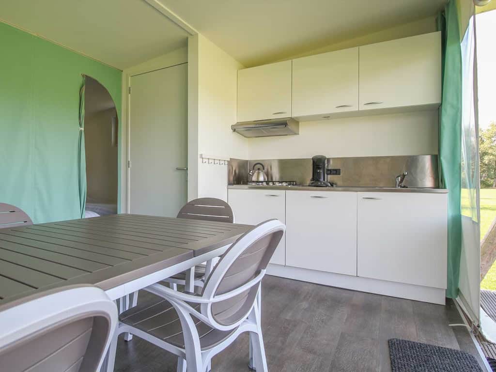 Impressie van het interieur van de 5-persoons kampeer cabin Vlinder op camping Molecaten Park Hoogduin