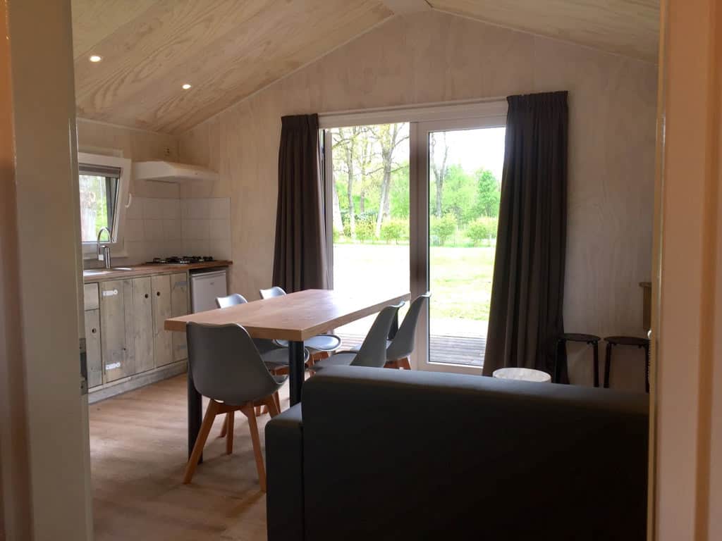Impressie van de woonkamer in de 5-persoons Safarilodge op Ardoer Camping De Noetselerberg
