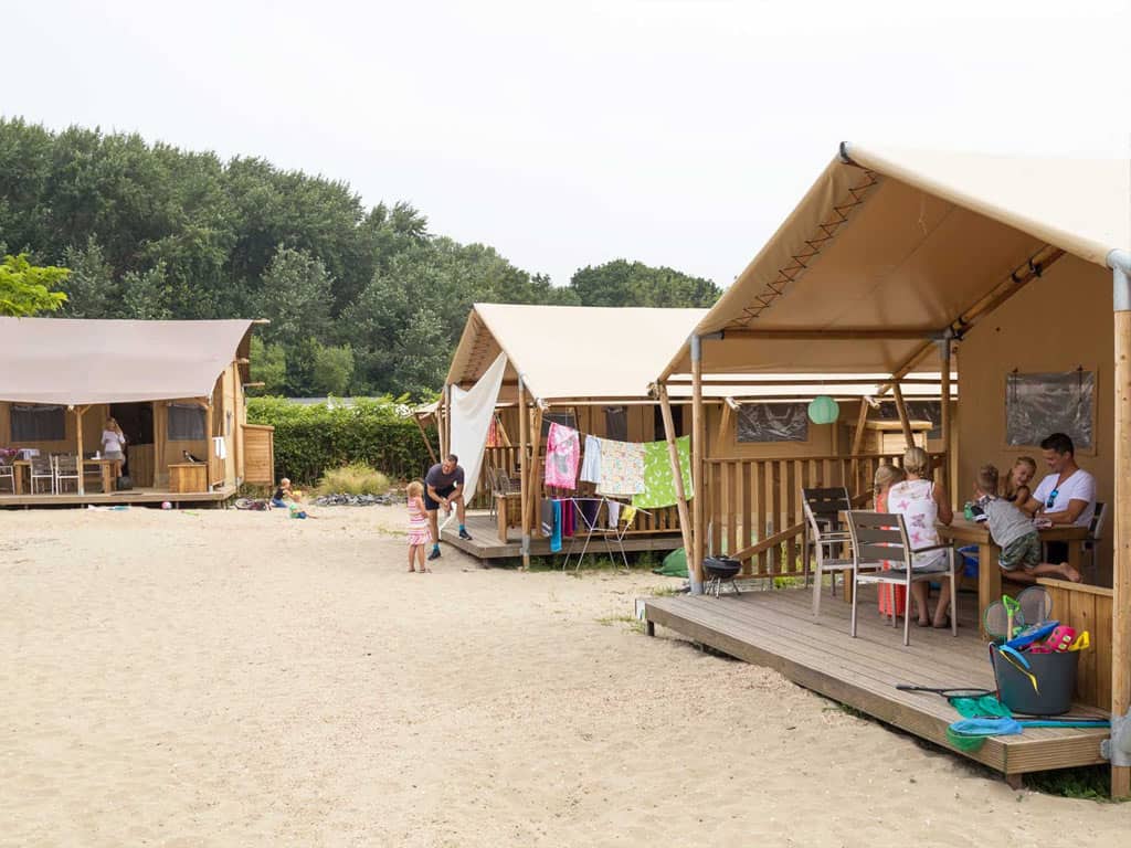 Impressie van de safaritent voor 5 personen op Molecaten Park Waterbos in Rockanje