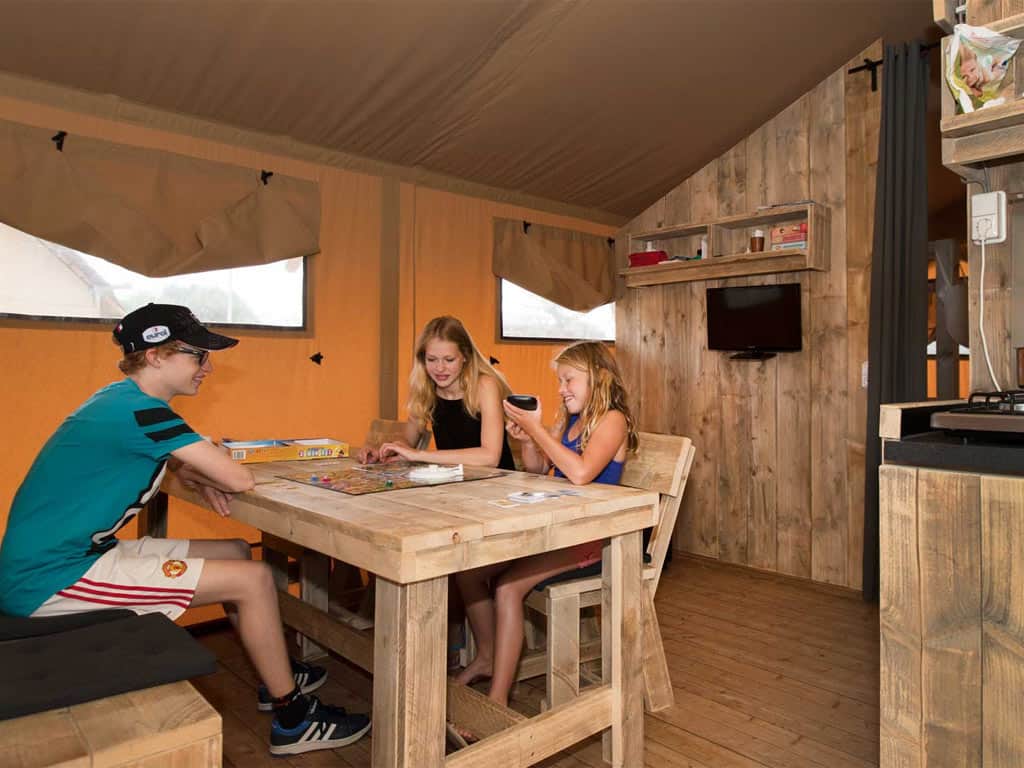 Impressie van het interieur van de 5-persoons safaritent op Molecaten Park Waterbos op Voorne-Putten