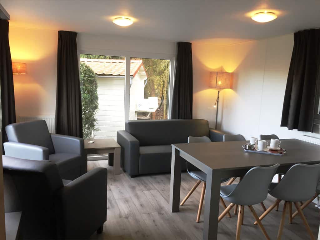 Impressie van de woonkamer in 6-persoons chalet Hulst op Ardoer Camping De Noetselerberg