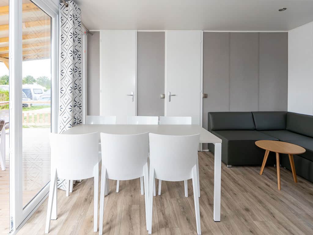 Impressie van het interieur van het 6-persoons chalet Lavendel op camping Molecaten Park Hoogduin