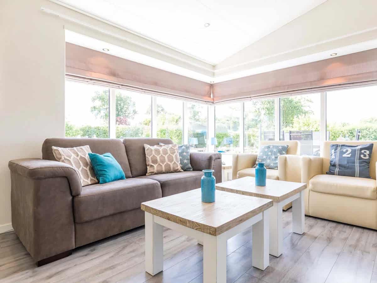 Impressie van de woonkamer in een 6-persoons chalet Deluxe op EuroParcs Parc du Soleil