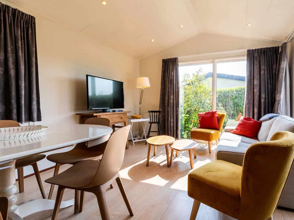 Impressie van de woonkamer in een 6-persoons chalet Holiday Home op EuroParcs Parc du Soleil