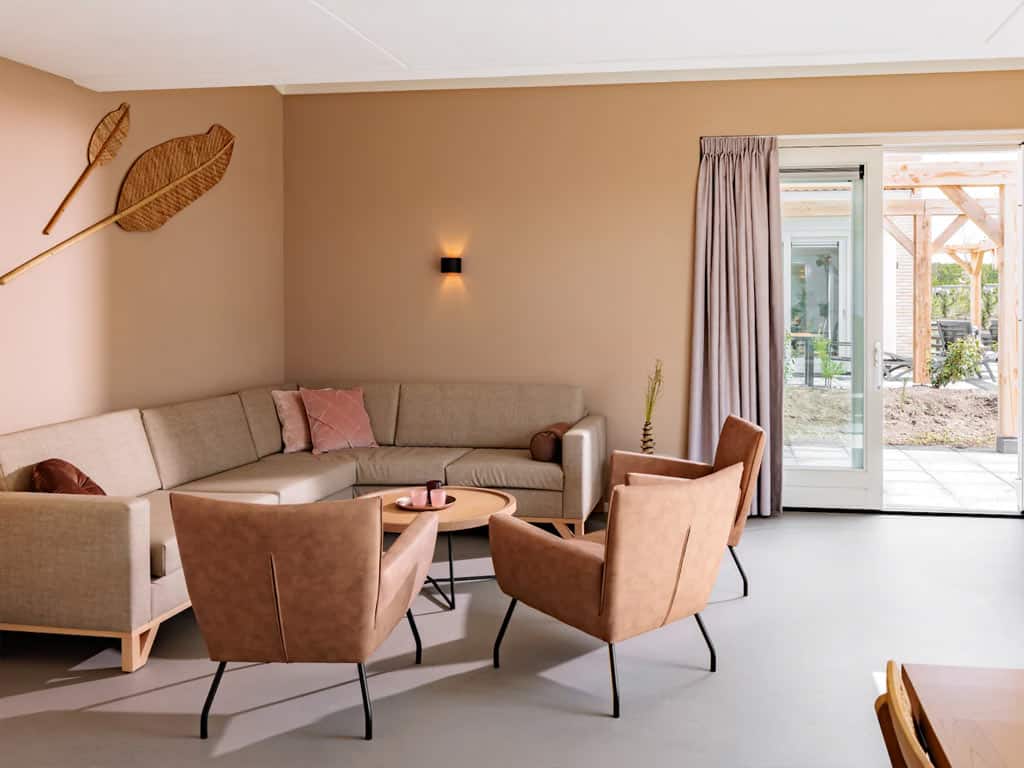 Impressie van de woonkamer in de 8-persoons bungalow 8 op Roompot Duinresort Dunimar