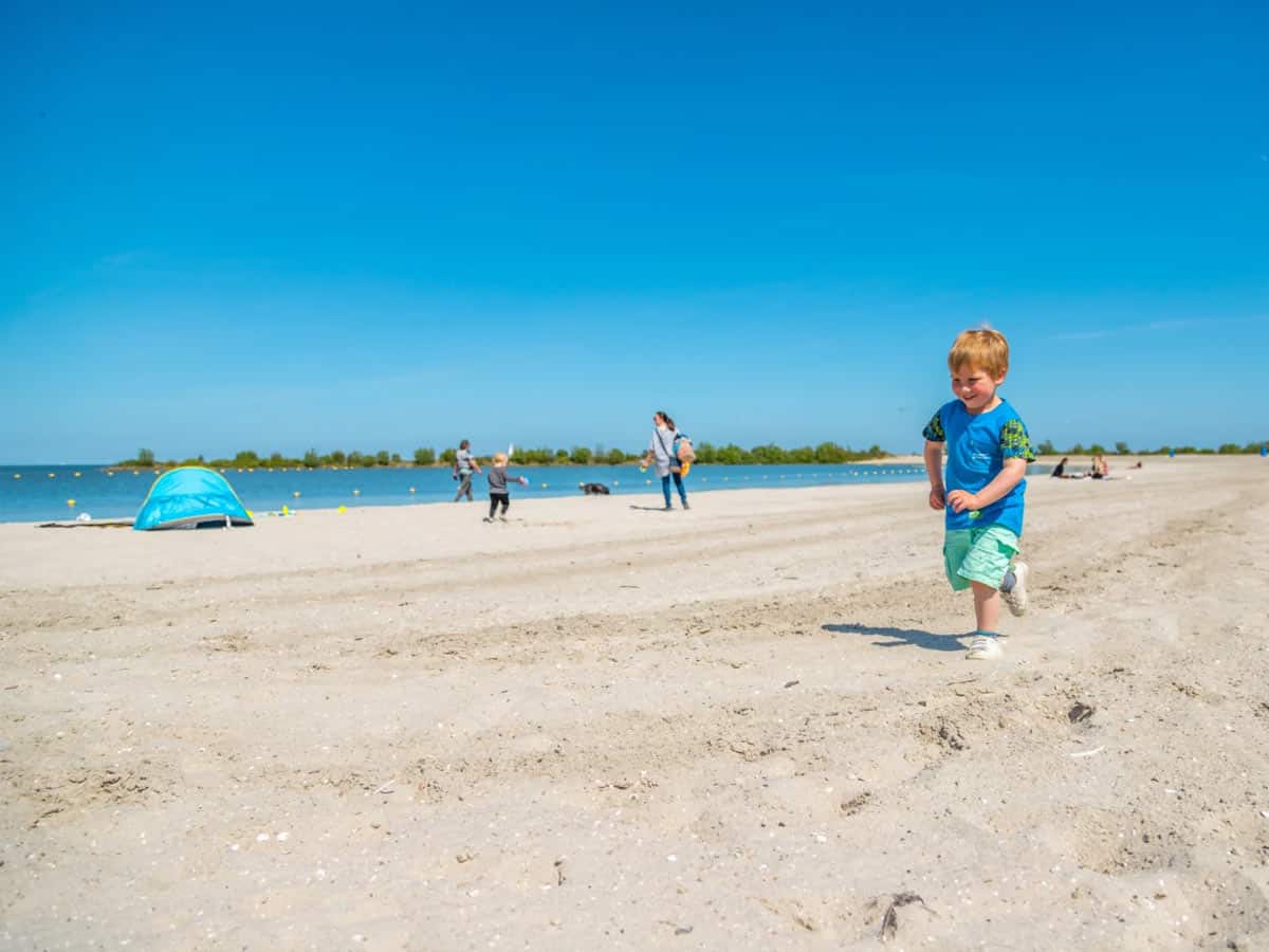 Impressie van het strand aan het IJsselmeer bij dit EuroParcs vakantiepark in Medemblik