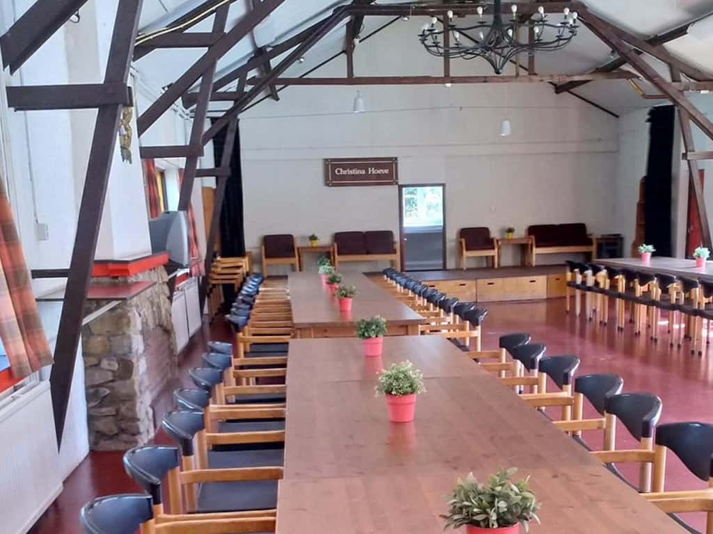 Impressie van het interieur in de 100-persoons groepsaccommodatie De Christinahoeve op Molecaten Park De Leemkule