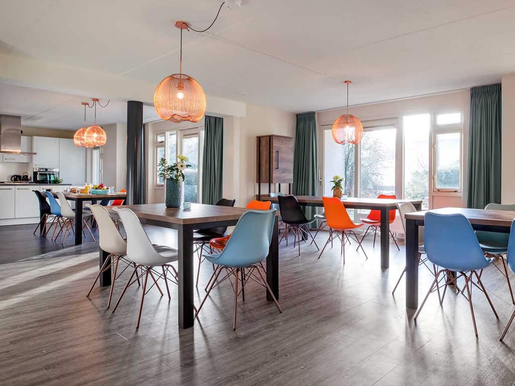 Impressie van het interieur van de 18-persoons groepsaccommodatie Kastanje in Leersum op Molecaten Park Landgoed Ginkelduin