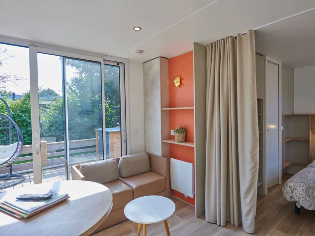 Impressie van het interieur van het 2-persoons Tiny house op Camping Meerwijck in Kropswolde