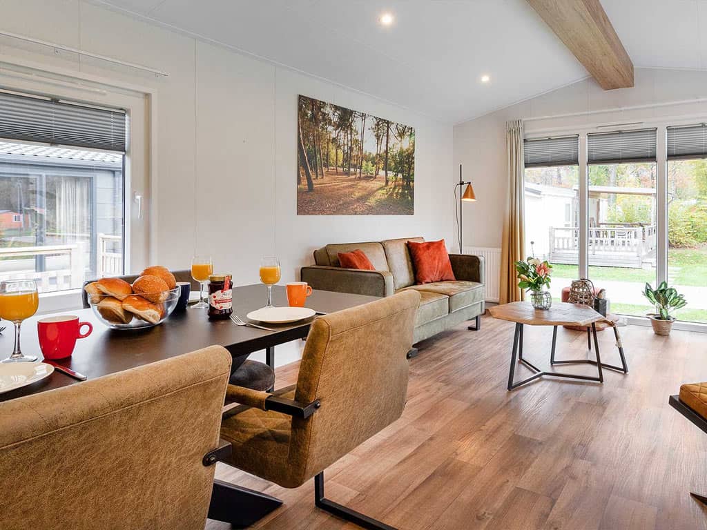 Impressie van het interieur in het 4-persoons Pimpelmees chalet op Molecaten Park Bosbad Hoeven