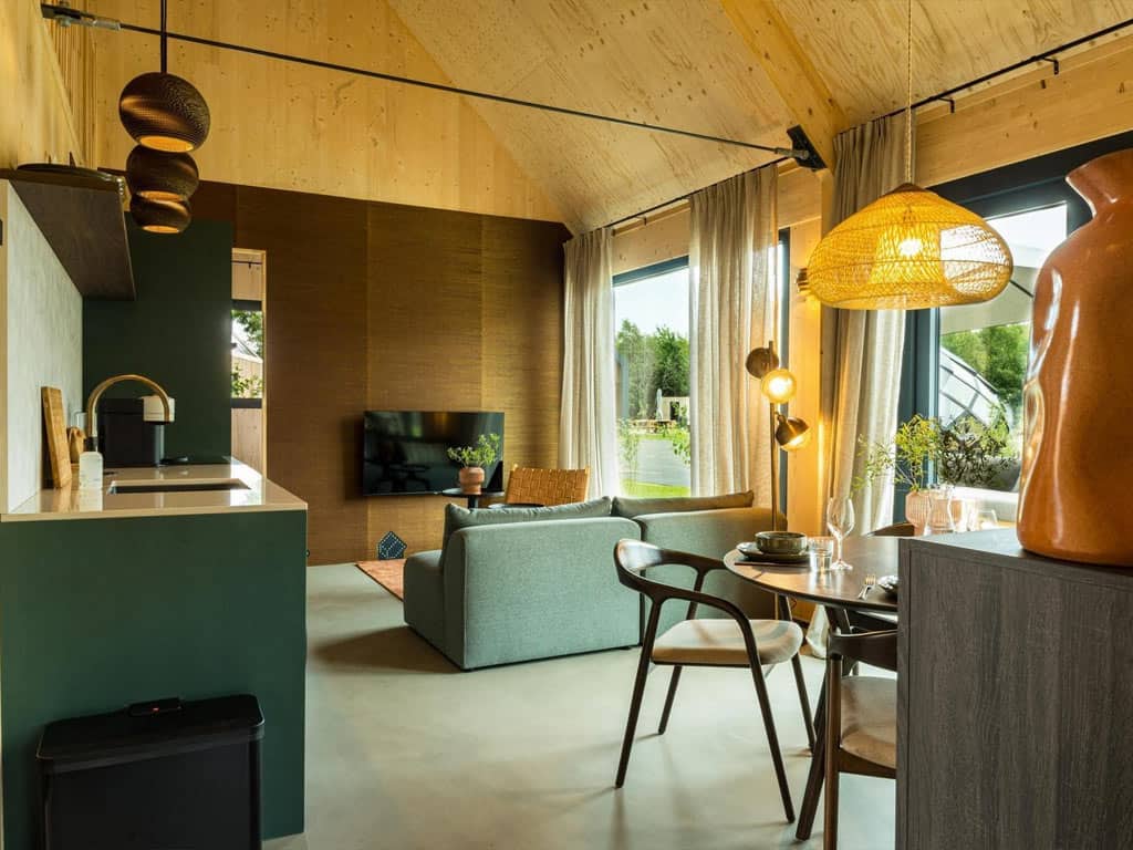 Impressie van het interieur in de 4-persoons lodge Unbrick One Extended met jacuzzi en sauna bij Roodewoud in Drenthe