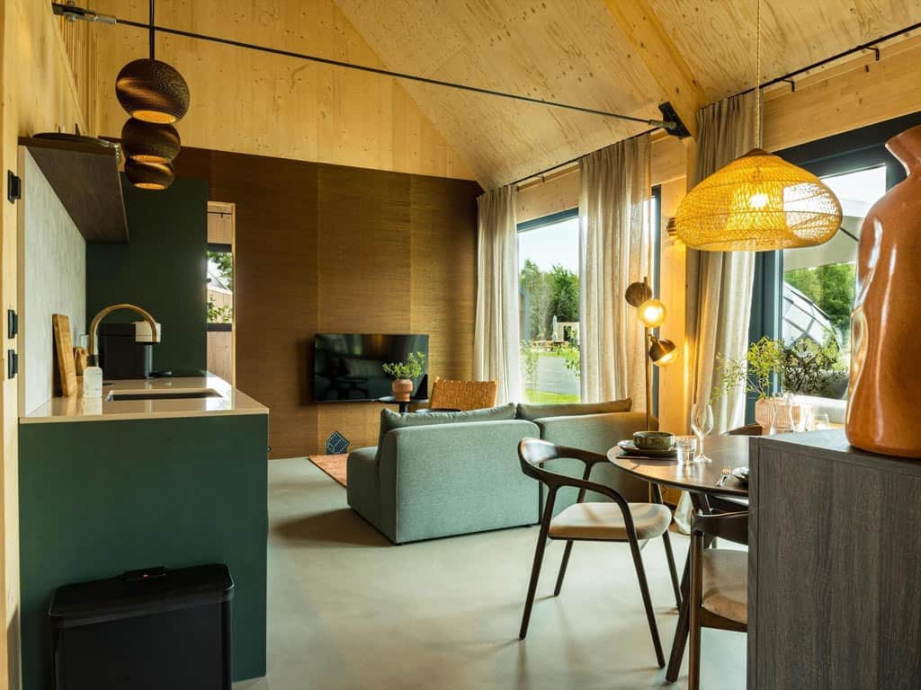 Impressie van het interieur in de 4-persoons lodge Unbrick One met jacuzzi bij Roodewoud in Drenthe
