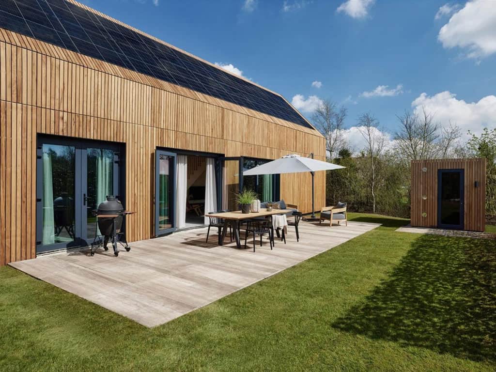 Impressie van de luxe Unbrick One met jacuzzi en sauna voor 4 personen op vakantiepark Roodewoud in Rolde, Drenthe